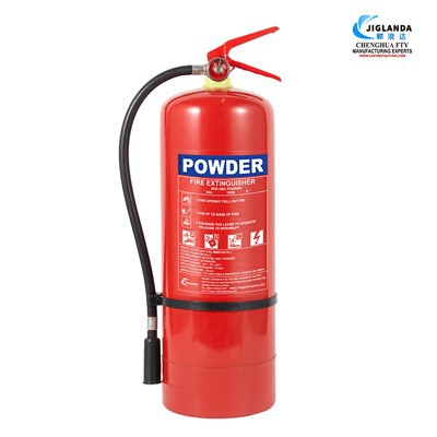 Какво е съдържанието на обучението по безопасност относно пожарогасителите със сух прах в училищата?